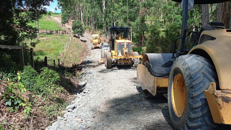 Prefeitura de Santa Terezinha realiza melhorias e reparos nas estradas da localidade de canela