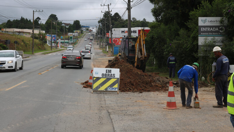 Obras de esgoto na Avenida São Bento