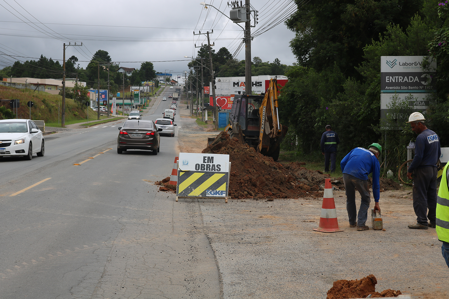 Obras de esgoto na Avenida São Bento