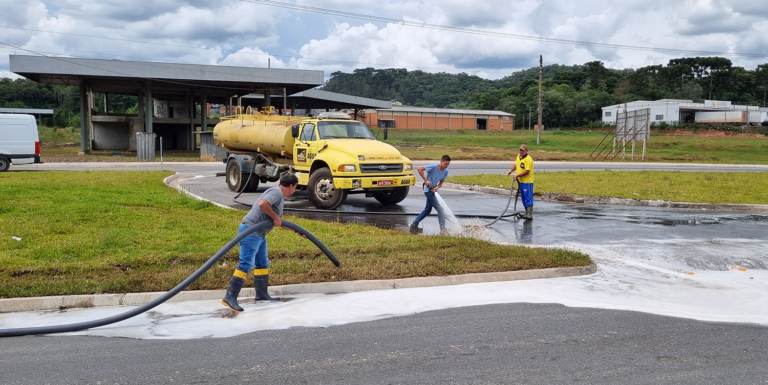 Pista é lavada para retirar produto que gerou espuma