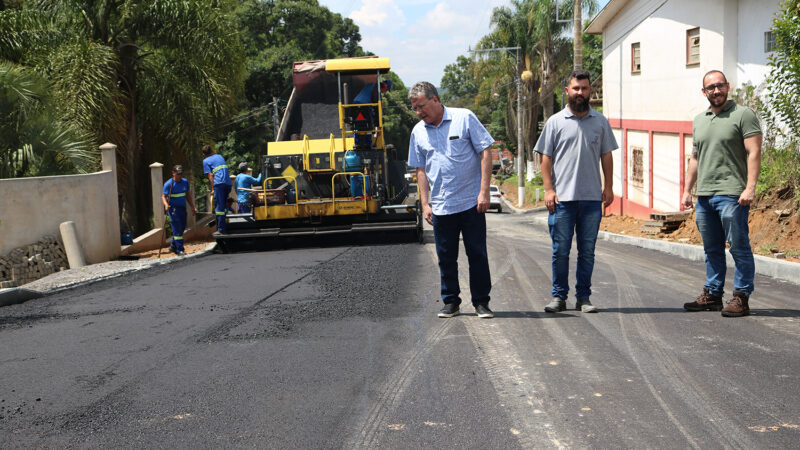 Rua Tereza Conrad começa a ser pavimentada