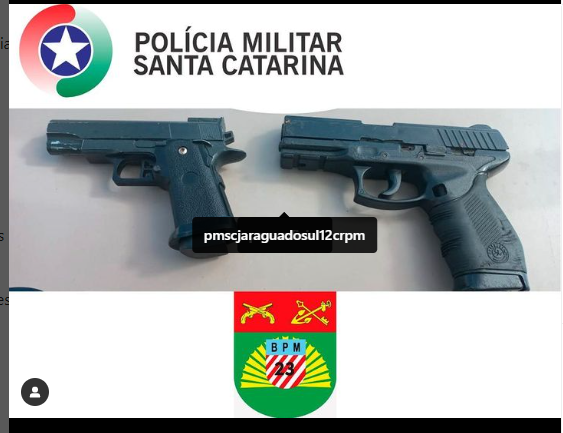 PM APREENDE DUAS RÉPLICAS DE ARMA DE FOGO NA ÁREA CENTRAL DE SÃO BENTO DO SUL