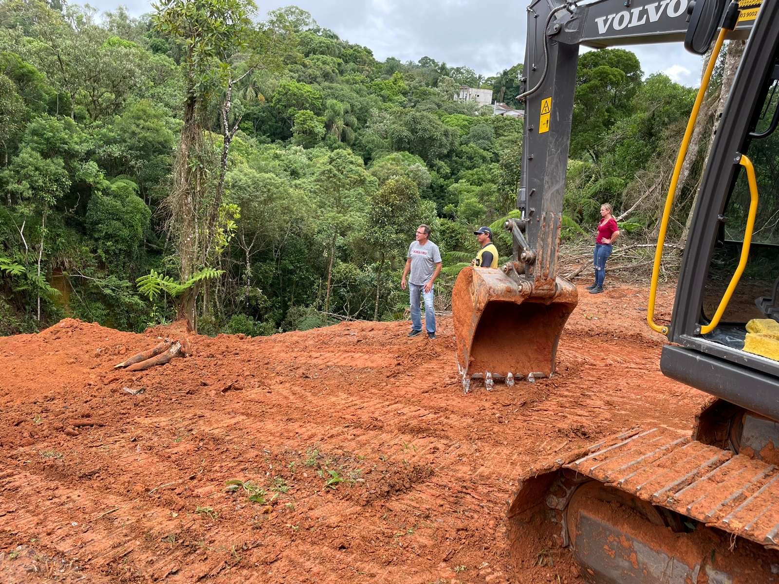 Trabalhos na rua Carlos Ficker e Morro do Jaraguá 