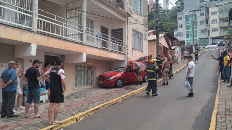 Homem morre após carro bater contra prédio em Videira