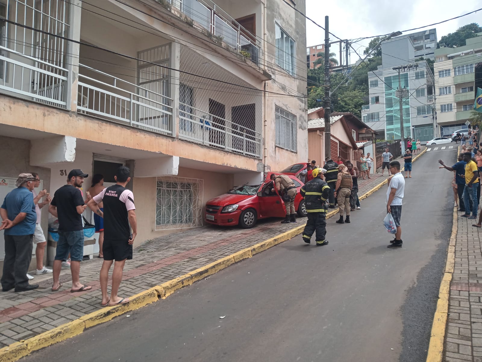 Homem morre após carro bater contra prédio em Videira