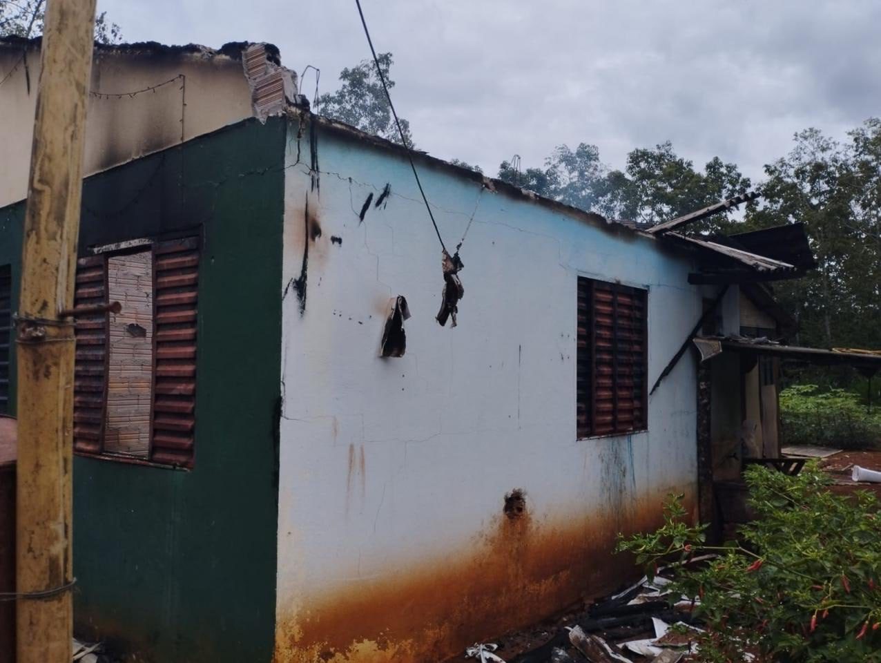 Homem corta pescoço com facão após incendiar casa de ex-esposa no Oeste de SC