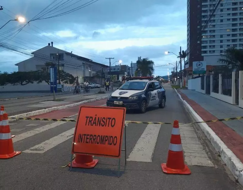 Trecho de avenida é interditado após asfalto de ponte ceder em Palhoça