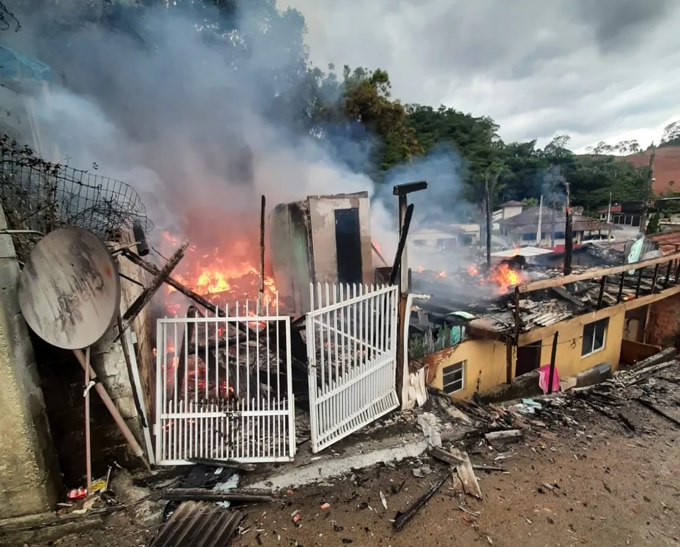 Menina de 4 anos morta em incêndio que destruiu casa em SC: o que se sabe e o que falta saber