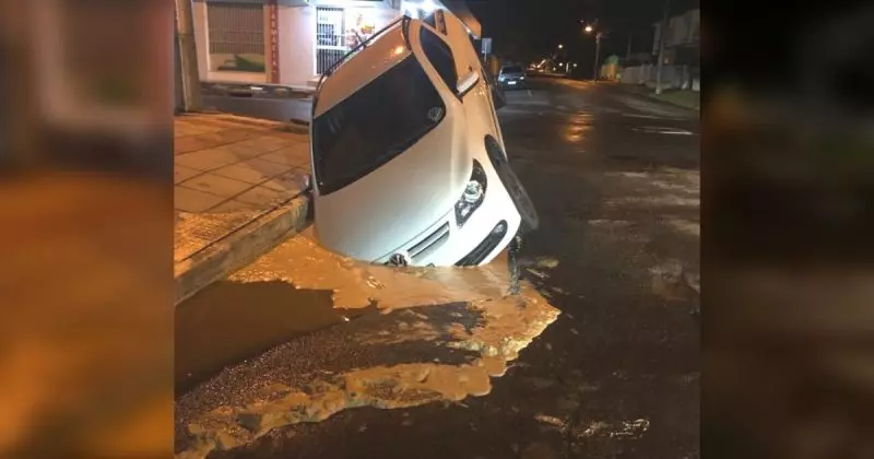 Segundo carro é ‘engolido’ por buraco em Araranguá e tubulação pode ser resposta para episódios