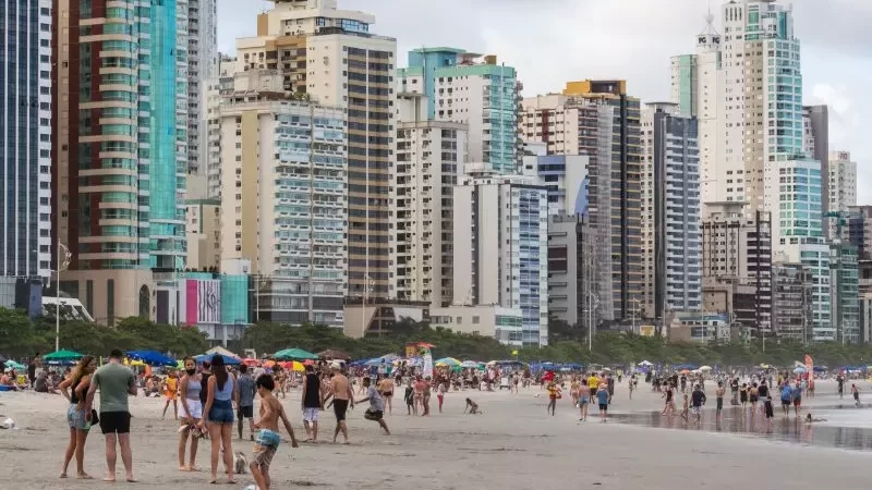 Mulher chama criança de ‘filha’ em praia de SC e é conduzida por tentativa de sequestro