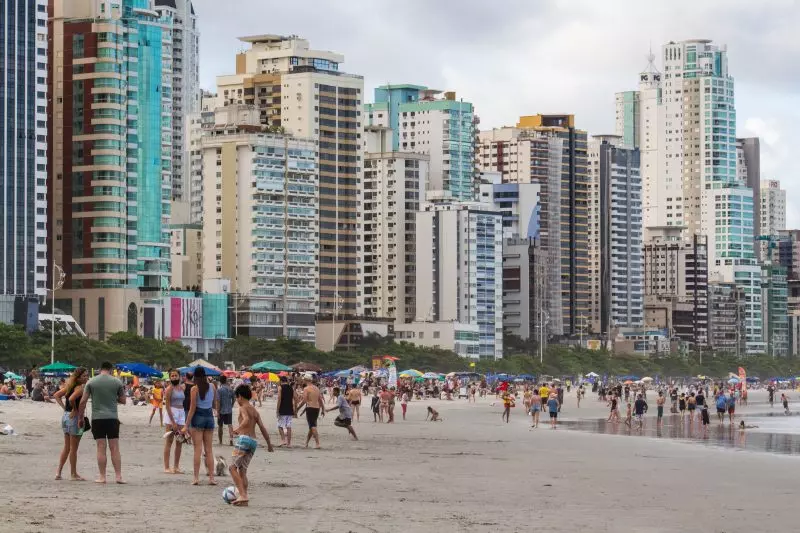 Mulher chama criança de ‘filha’ em praia de SC e é conduzida por tentativa de sequestro