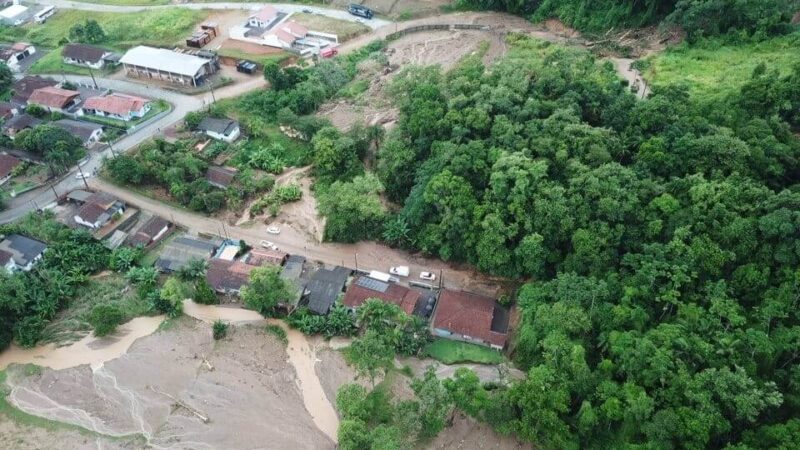 Chuva em SC deixa mortos, desaparecidos e rastros de destruição