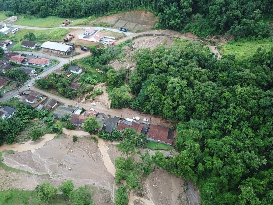 Chuva em SC deixa mortos, desaparecidos e rastros de destruição