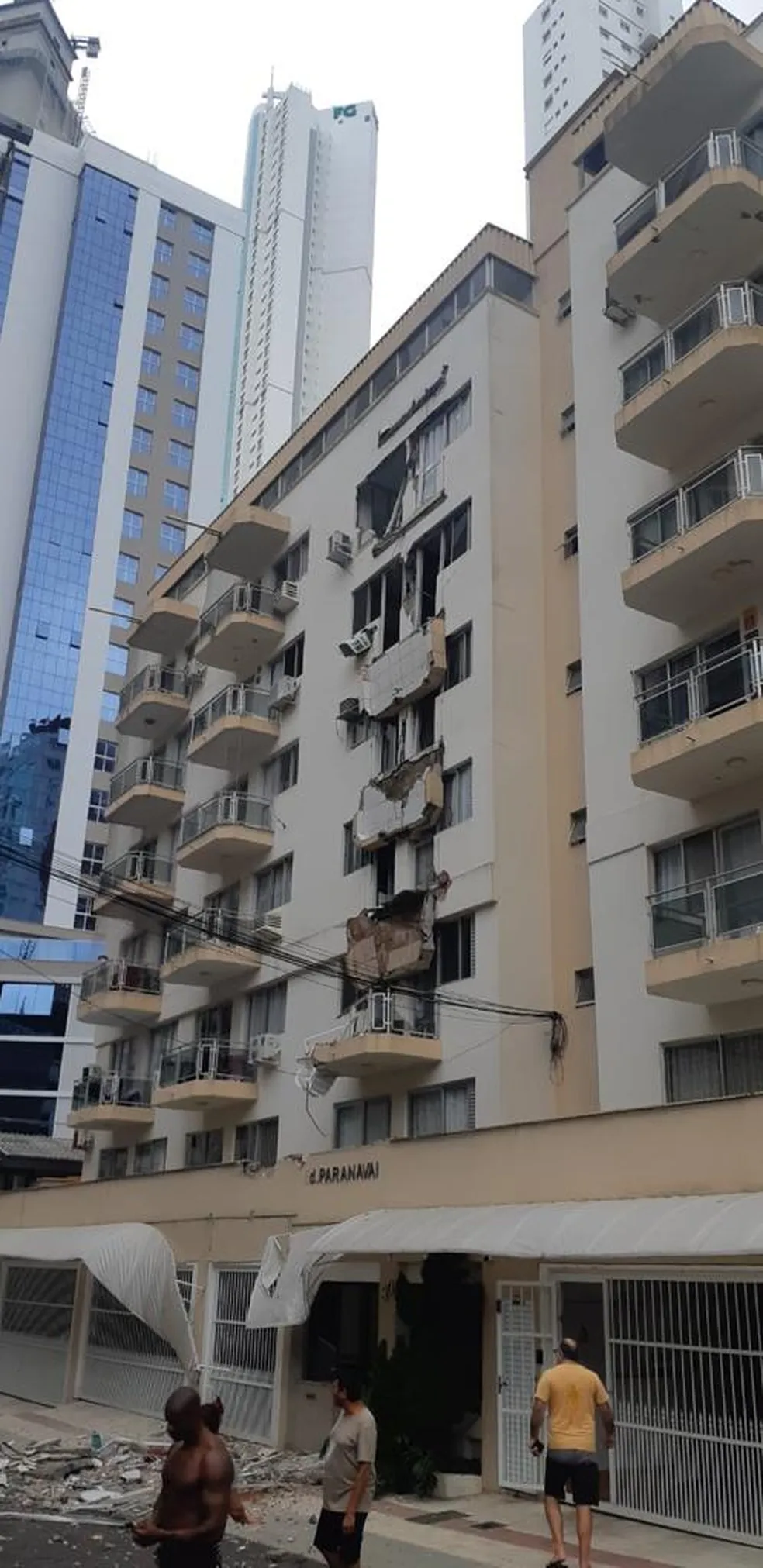 Sacadas de prédio de Balneário Camboriú desabam