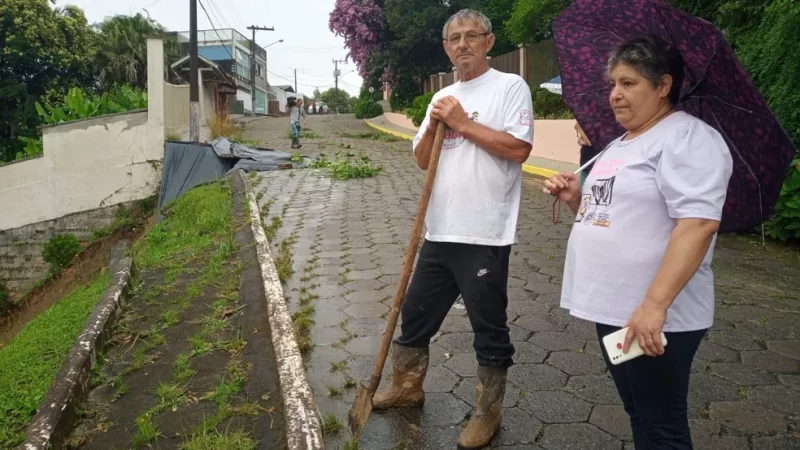 Mulher é atingida por deslizamento de terra dentro de casa durante temporal em SC: ‘Tudo para cima de mim’