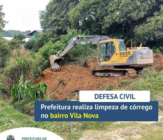 A Prefeitura Municipal está realizando a limpeza de córrego no bairro Vila Nova.