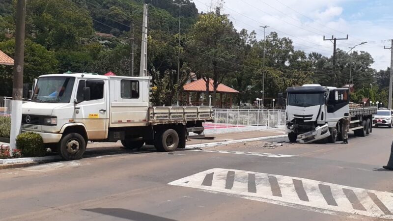 Caminhão é arremessado sobre dois homens após acidente em Rio das Antas