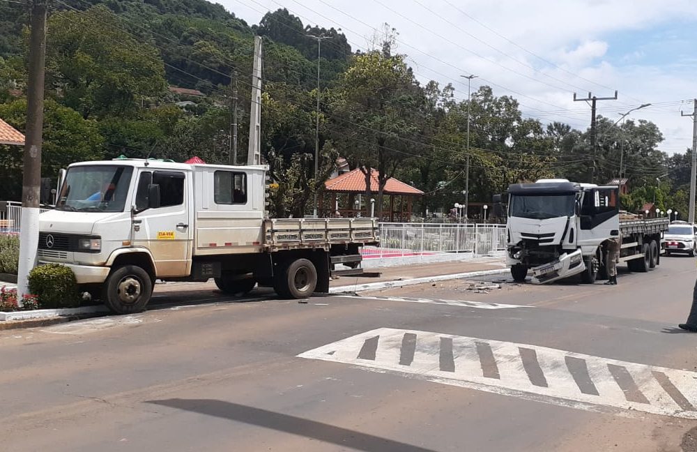 Caminhão é arremessado sobre dois homens após acidente em Rio das Antas