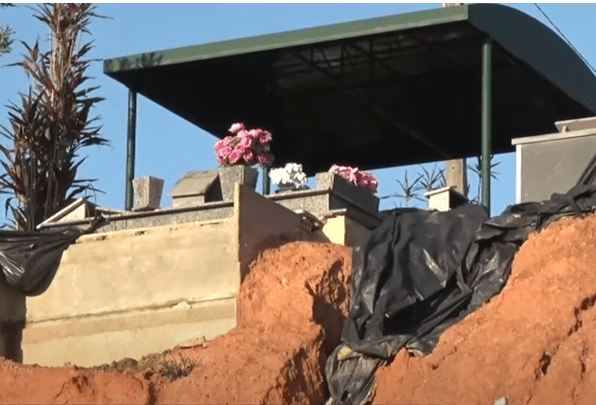 Cemitério desaba sobre casas e ossos humanos são vistos no quintal