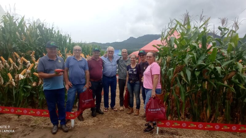 Agricultores participam de seminário da Cravil