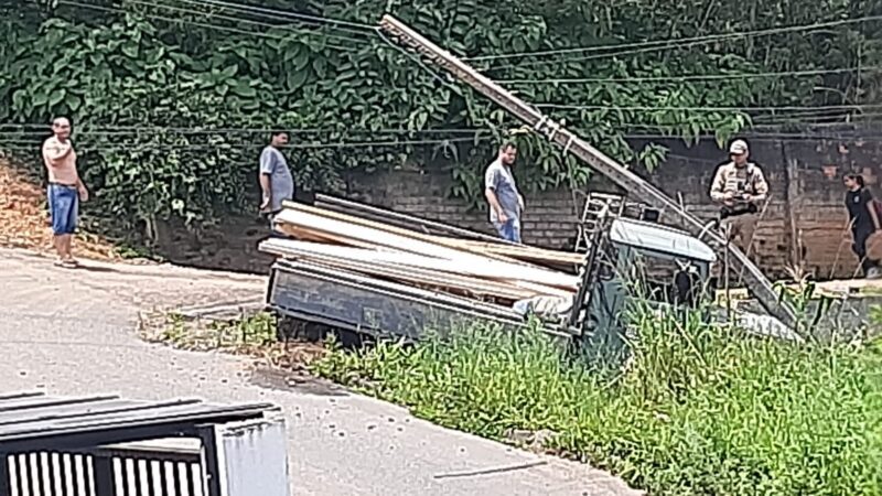 Veiculo de empresa de Material de construção sem motorista cai dentro de pátio em Serra Alta