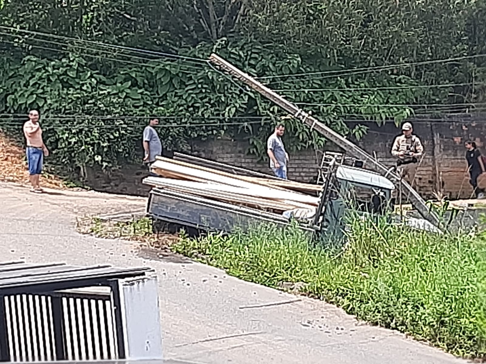 Veiculo de empresa de Material de construção sem motorista cai dentro de pátio em Serra Alta