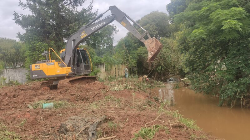 Obras atua na limpeza de rios e córregos