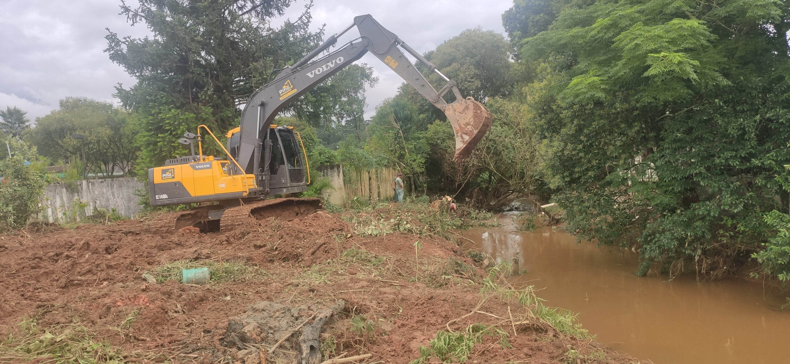 Obras atua na limpeza de rios e córregos