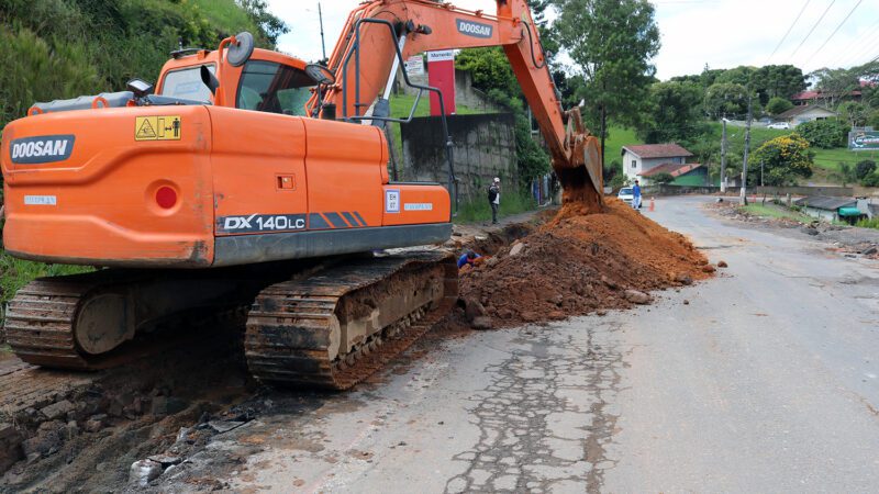 Obras seguem em andamento na Estrada das Neves