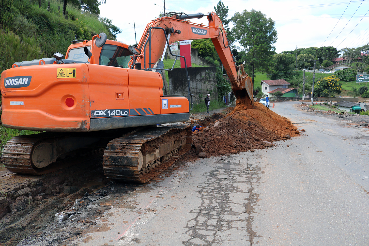 Obras seguem em andamento na Estrada das Neves