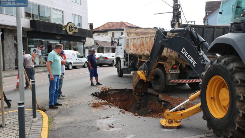 Obras realiza manutenção de drenagem no Centro