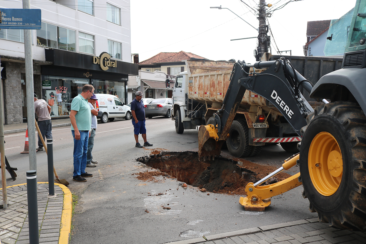 Obras realiza manutenção de drenagem no Centro