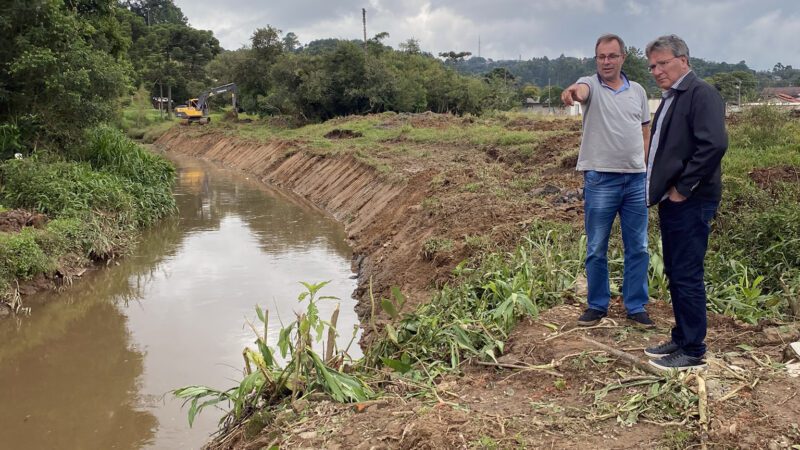 Prefeito acompanha serviço de limpeza no Rio Banhados