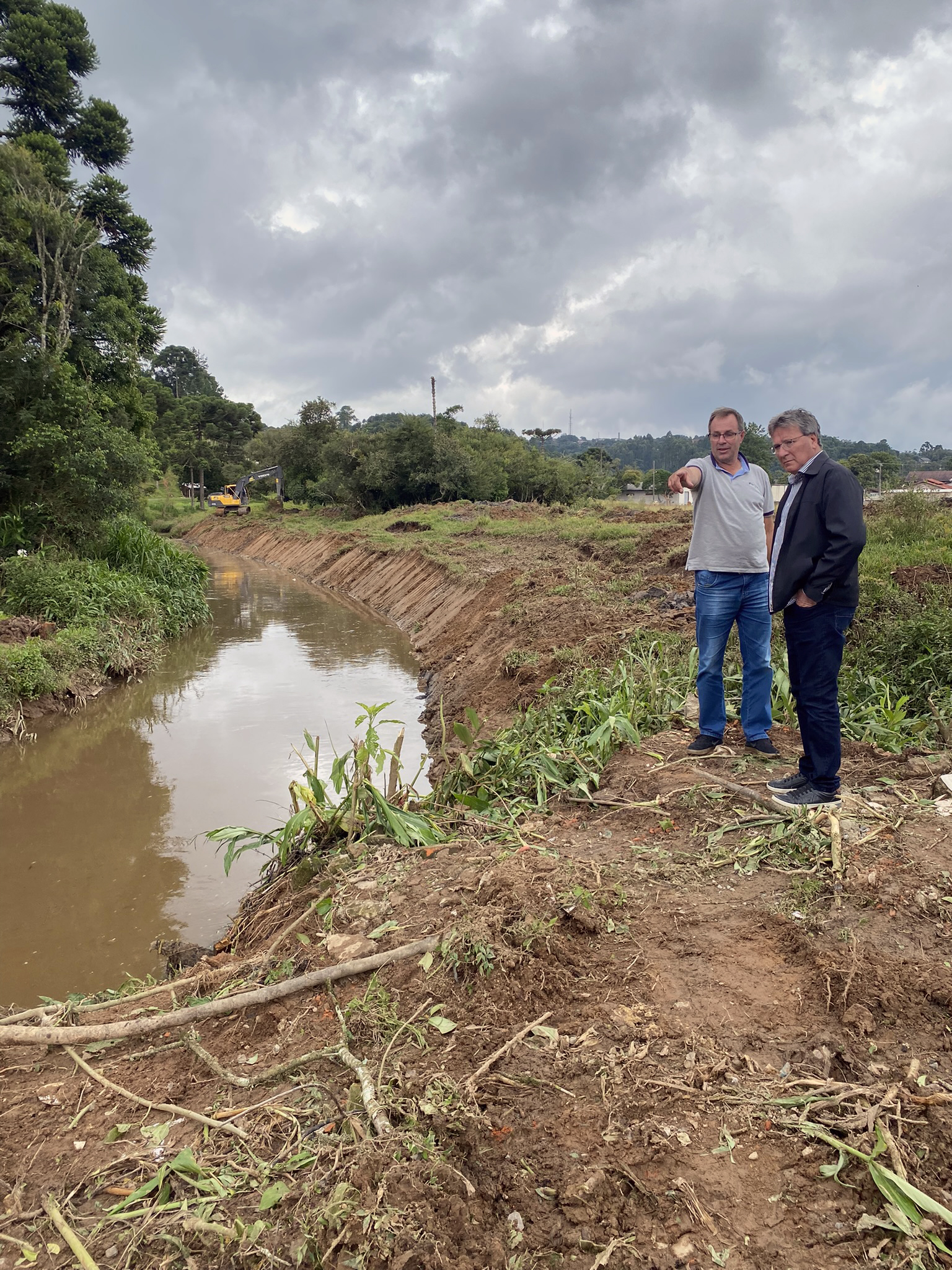 Prefeito acompanha serviço de limpeza no Rio Banhados