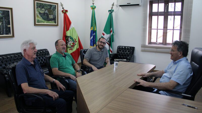 Prefeito recebe representantes do CREA 