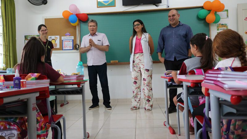 Prefeito acompanha primeiro dia de volta às aulas