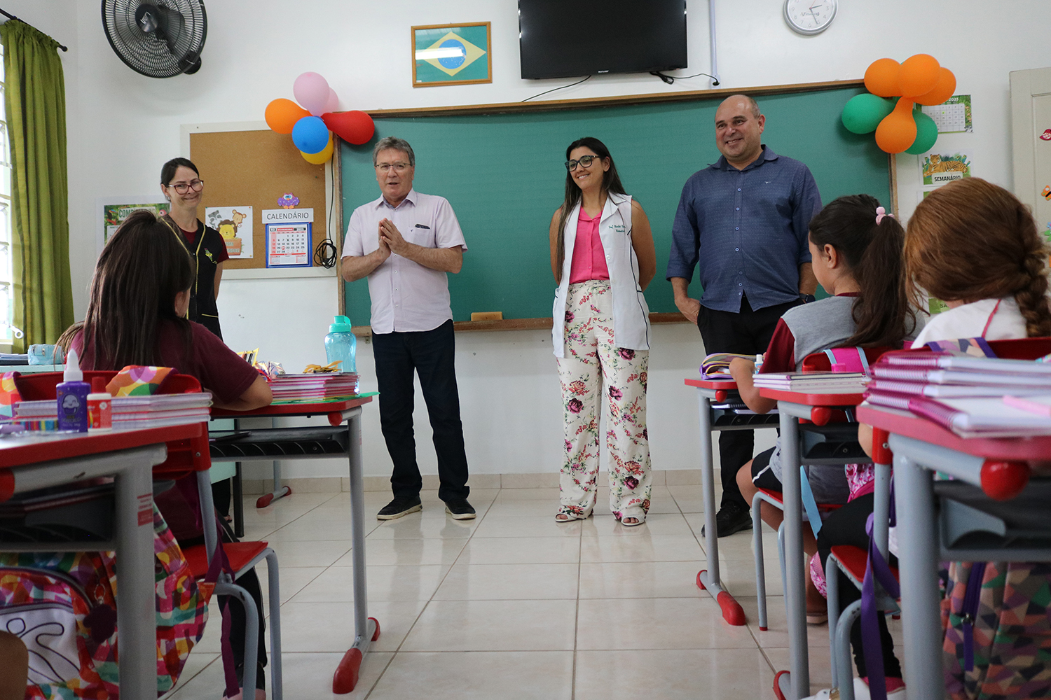 Prefeito acompanha primeiro dia de volta às aulas