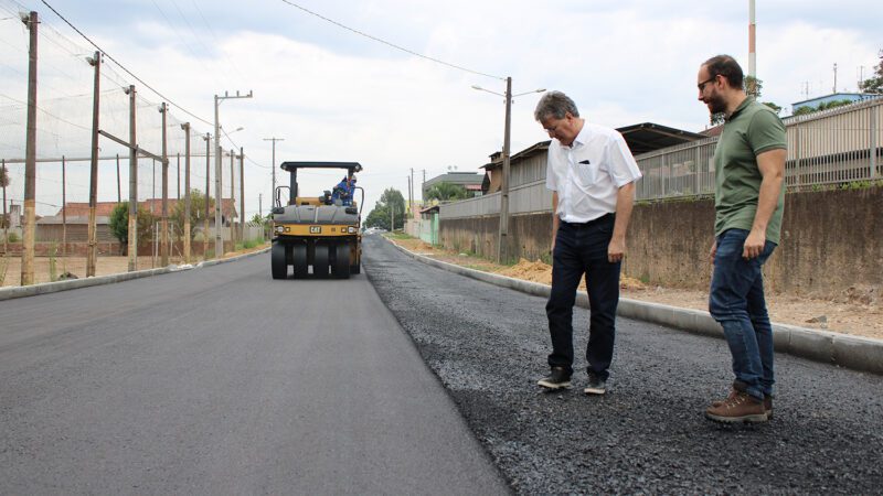 Rua 12 de Outubro recebe pavimentação