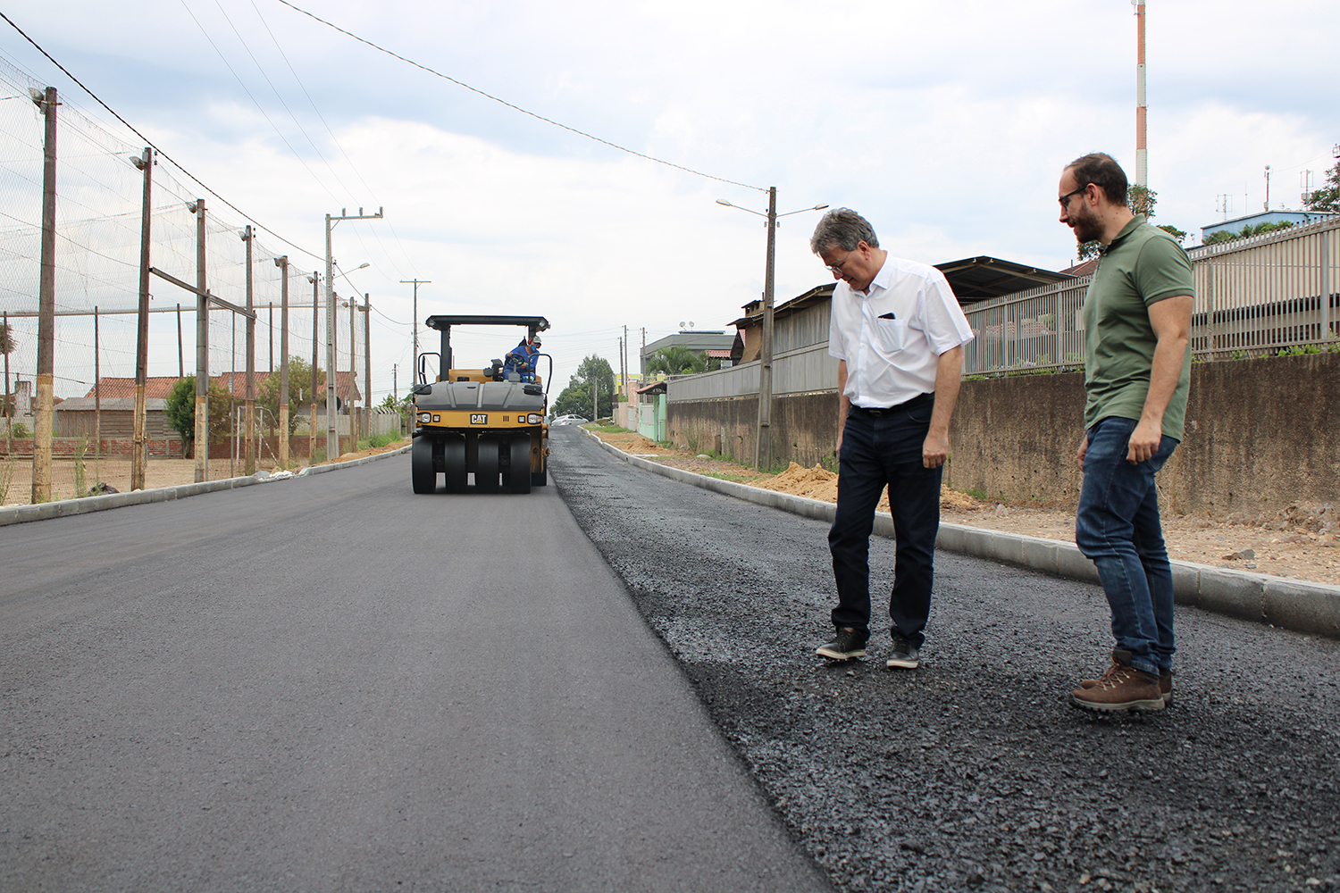 Rua 12 de Outubro recebe pavimentação