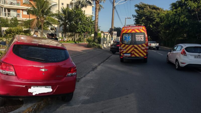 Adolescente fica ferido após ser atropelado por carro em Penha