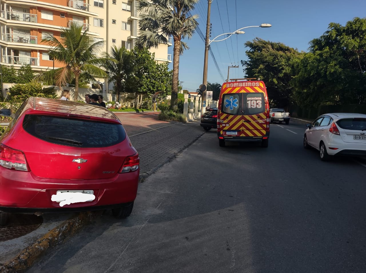 Adolescente fica ferido após ser atropelado por carro em Penha