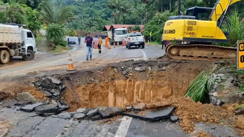 Após deslizamento e cratera, trânsito é liberado na BR-280, em Corupá