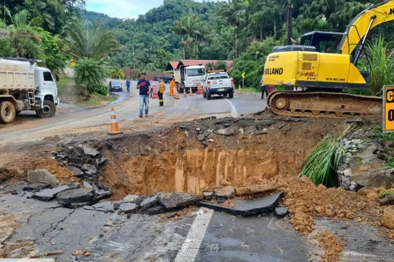 Após deslizamento e cratera, trânsito é liberado na BR-280, em Corupá