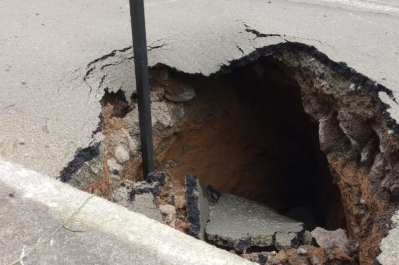 Asfalto cede e causa cratera na BR-280, em Corupá