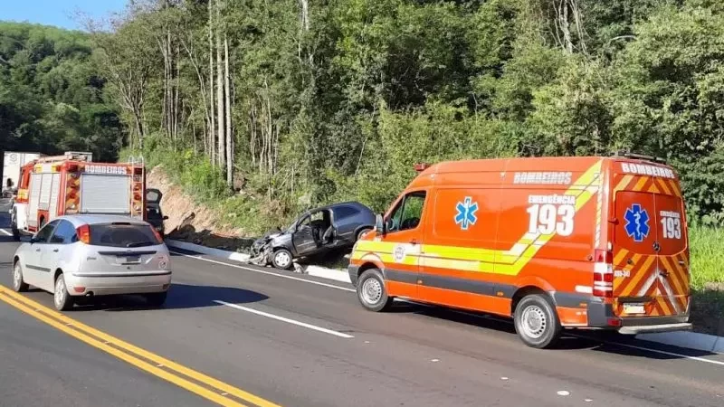 Motoristas ficam feridos após colisão entre carros em Rio das Antas 