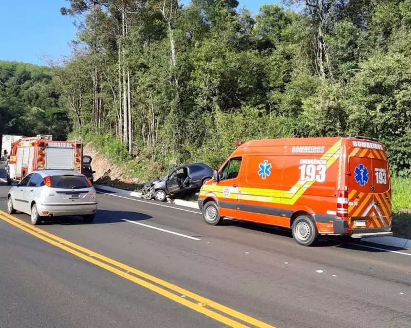 Motoristas ficam feridos após colisão entre carros em Rio das Antas 