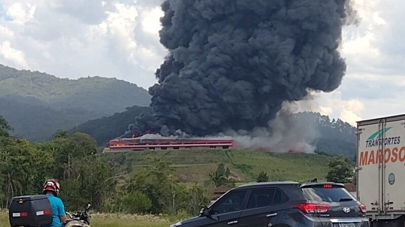 Incêndio de grandes proporções atinge galpão da Fischer em Brusque