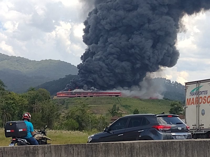 Incêndio de grandes proporções atinge galpão da Fischer em Brusque