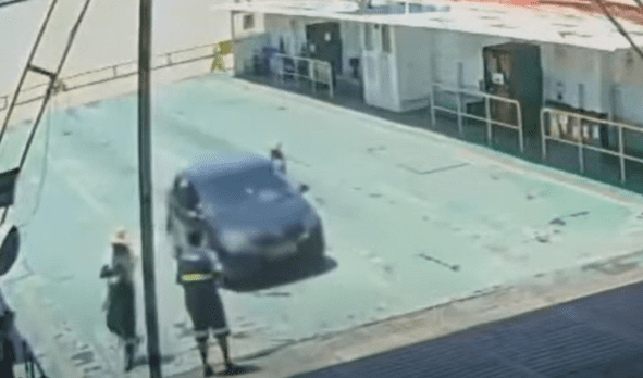 Mulher nega assinar documento e acelera carro com braço de funcionária de Ferry Boat preso