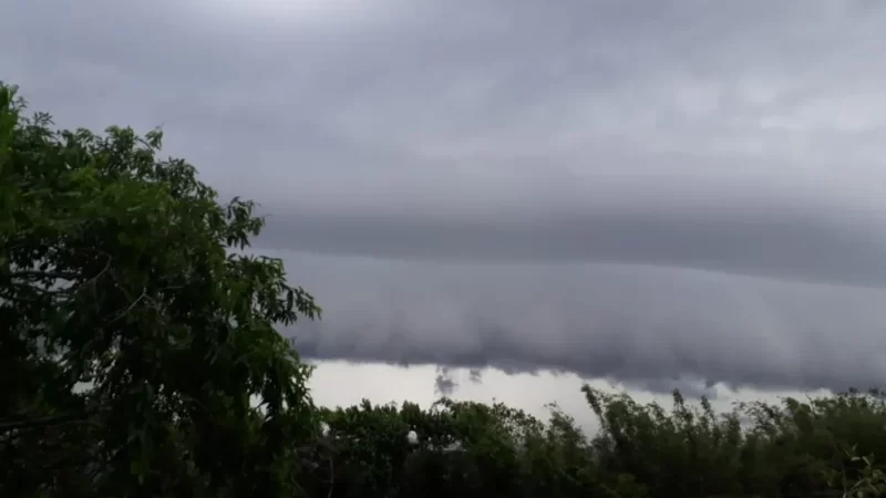 SC tem chance de temporais e chuva intensa com risco de alagamentos